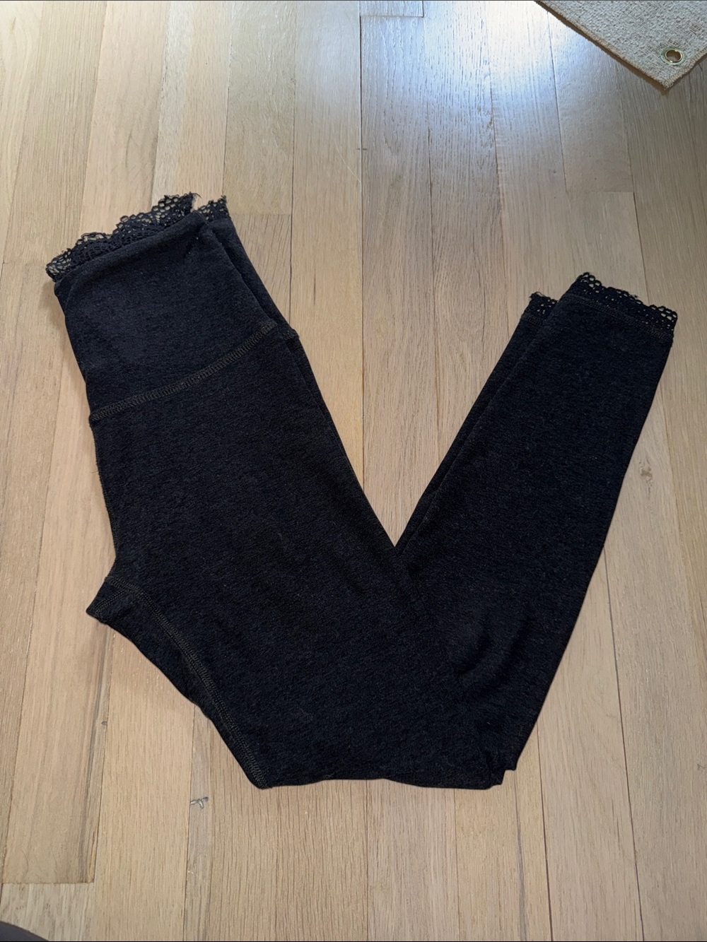 Beyond Yoga Black Lace-Hem Leggingsi